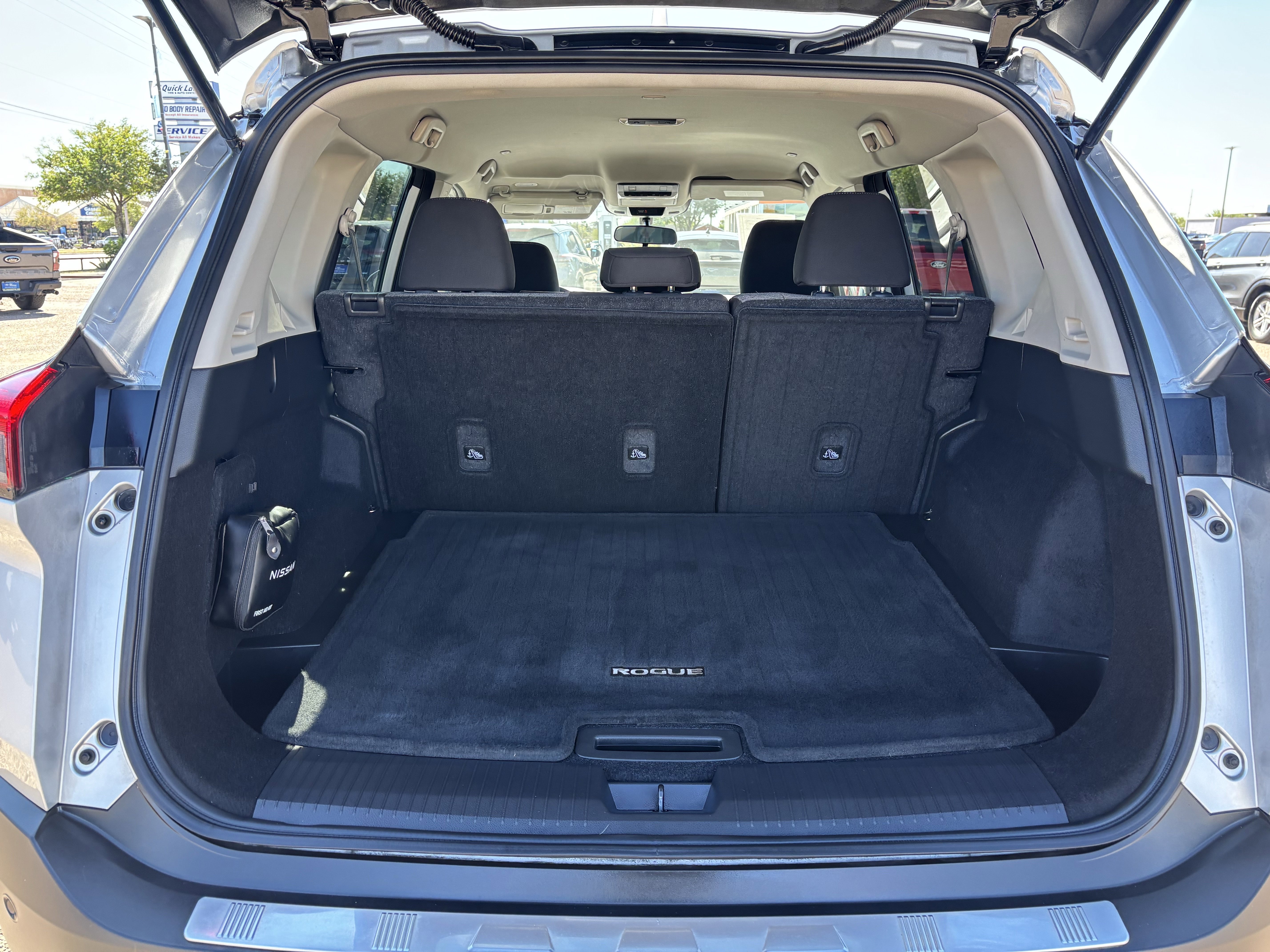 Used 2023 Nissan Rogue SV image 16