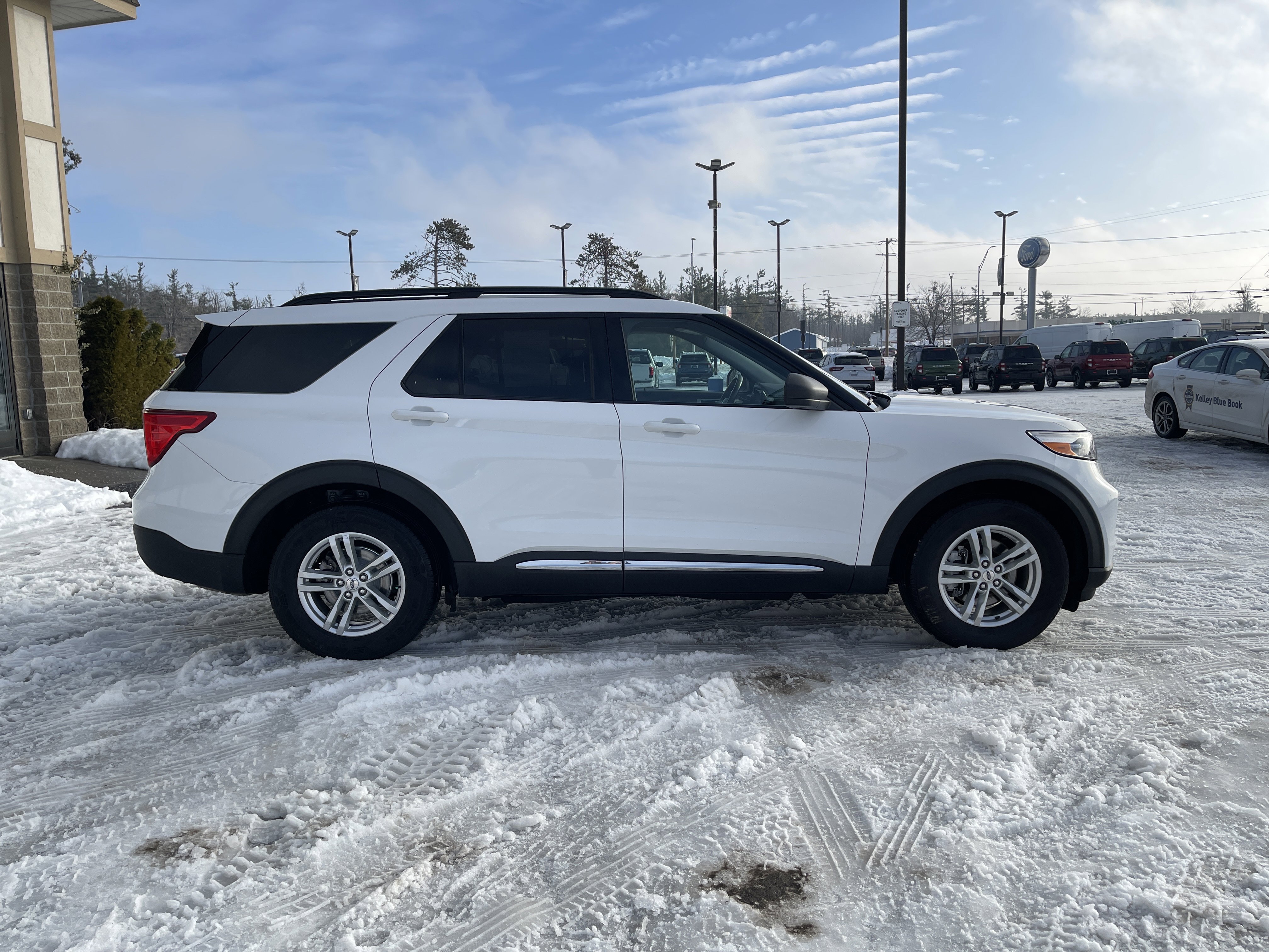 Certified 2022 Ford Explorer XLT image 2