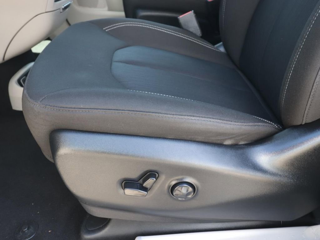 Used 2023 Chrysler Voyager LX FWD image 16