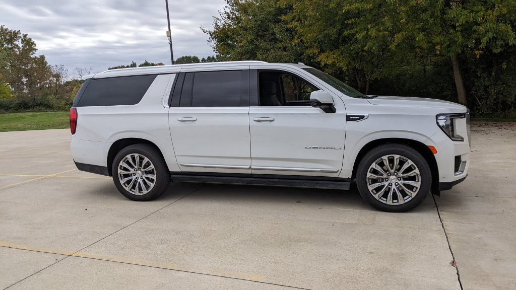 Used 2024 GMC Yukon XL Denali w/ Denali Reserve Package AWD/4WD image 2