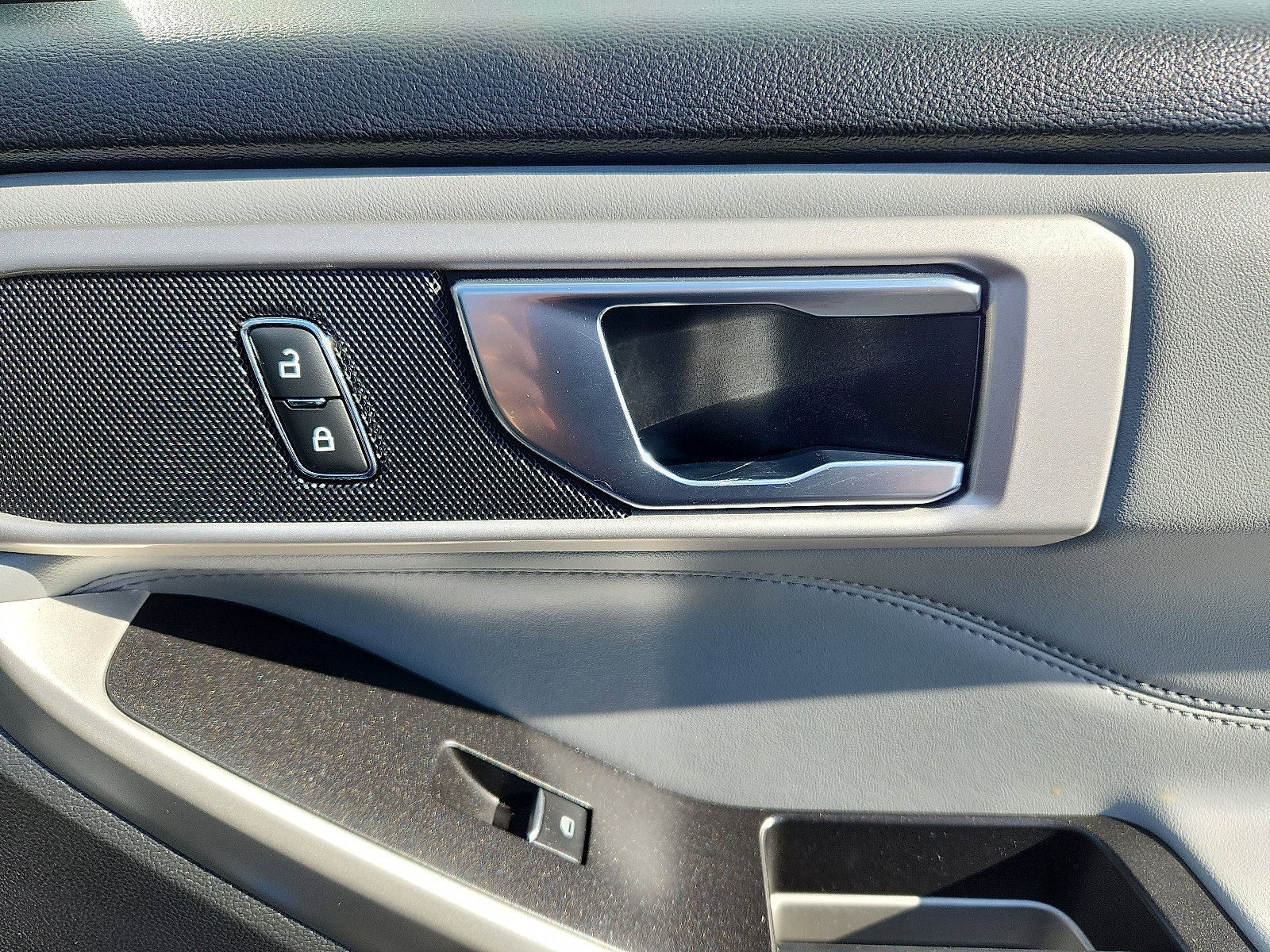 Certified 2022 Ford Explorer XLT w/ Equipment Group 202A image 35