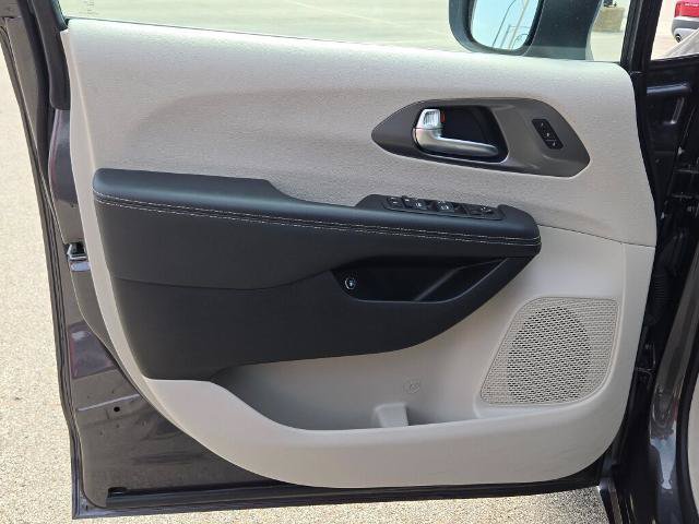Used 2023 Chrysler Pacifica Touring-L FWD image 21