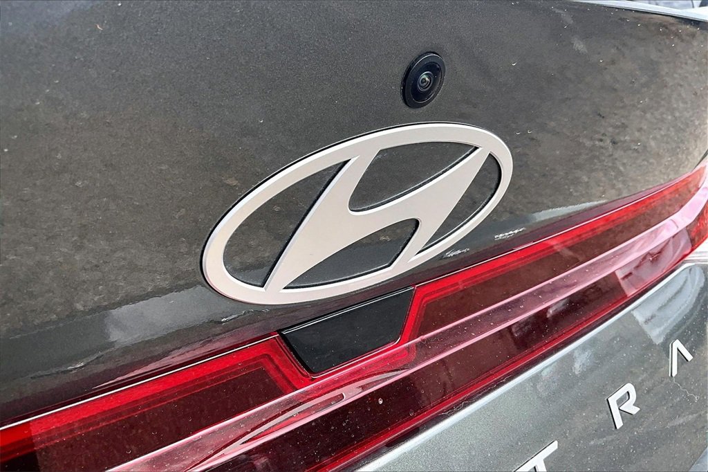 Used 2025 Hyundai Elantra SE w/ Cargo Package image 8