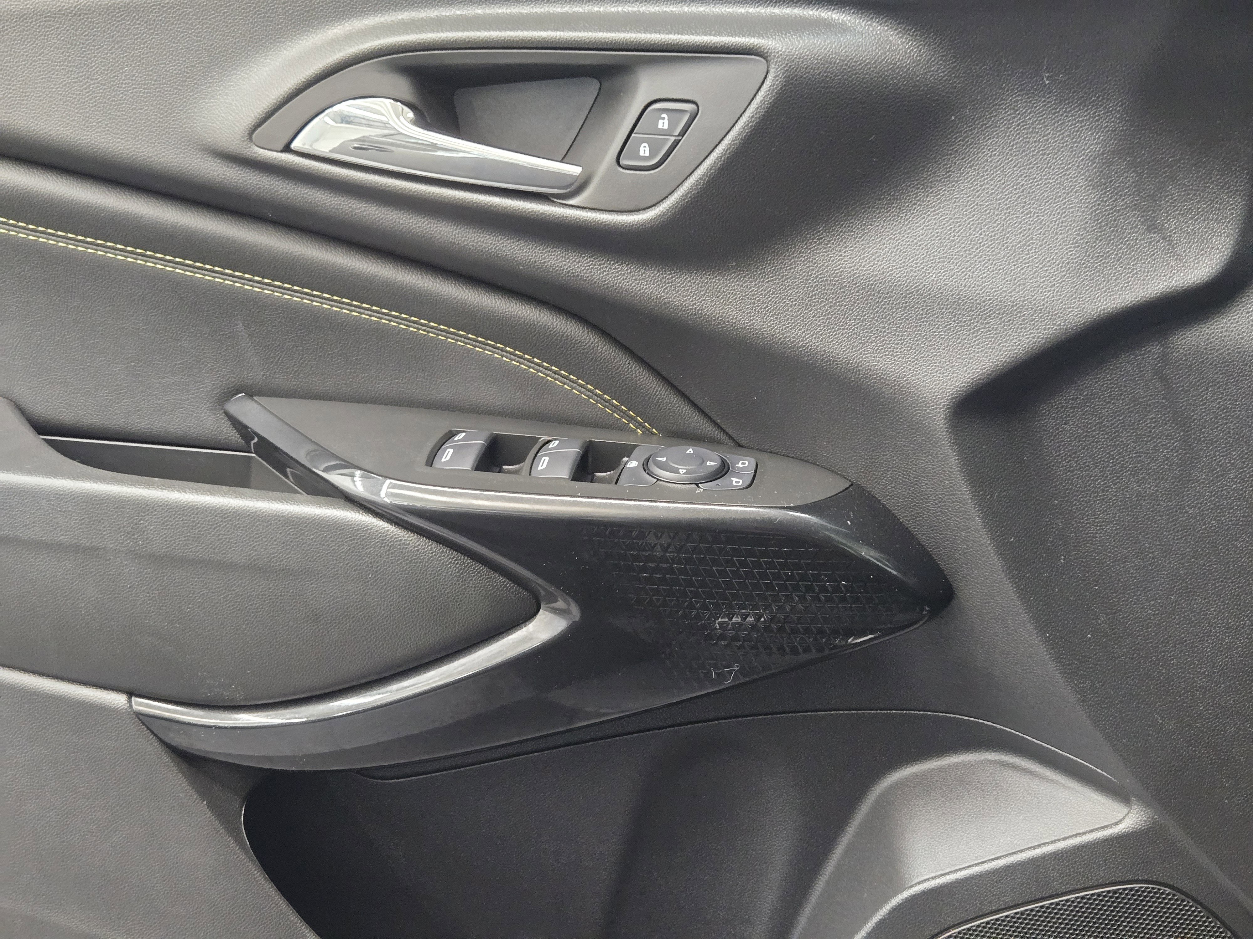 Used 2025 Chevrolet Trax ACTIV FWD image 24