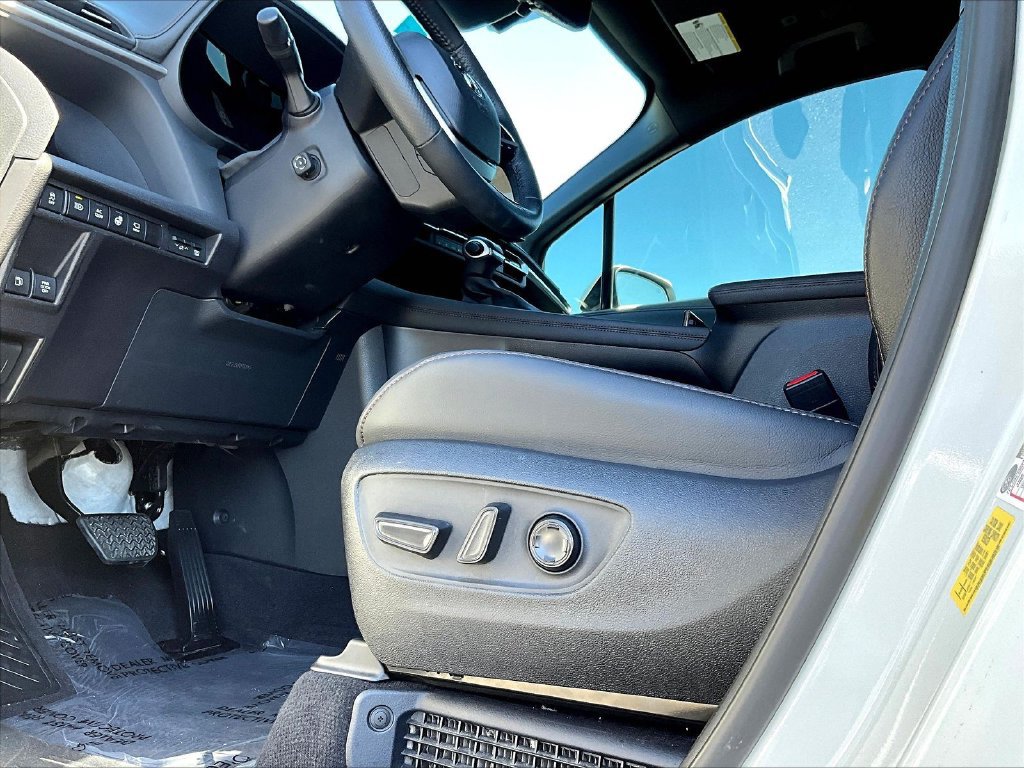 Used 2025 Toyota Sienna Platinum AWD/4WD image 44