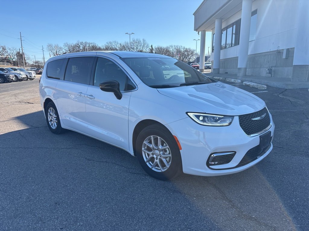 Used 2025 Chrysler Pacifica Select image 1