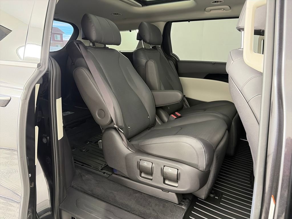 Used 2024 Kia Carnival SX Prestige image 27