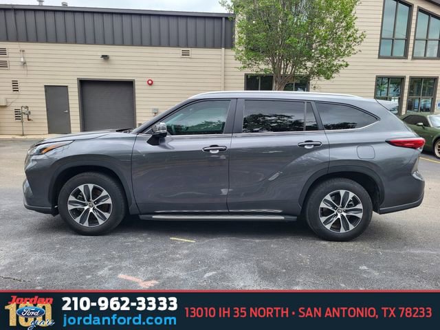 Used 2023 Toyota Highlander XLE FWD image 2