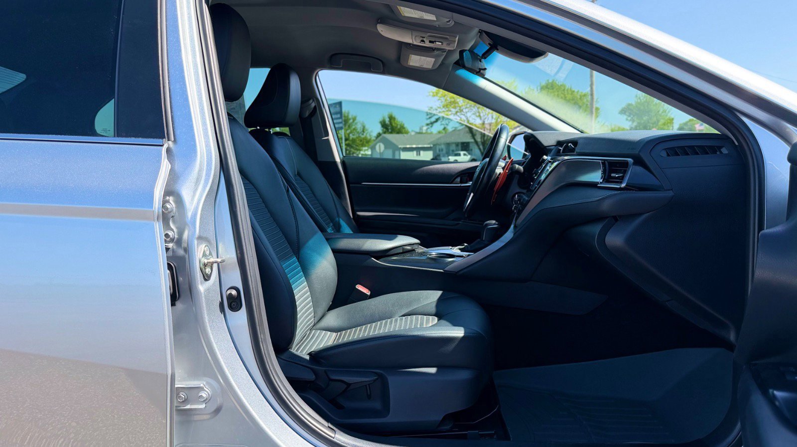 Used 2020 Toyota Camry SE FWD image 23