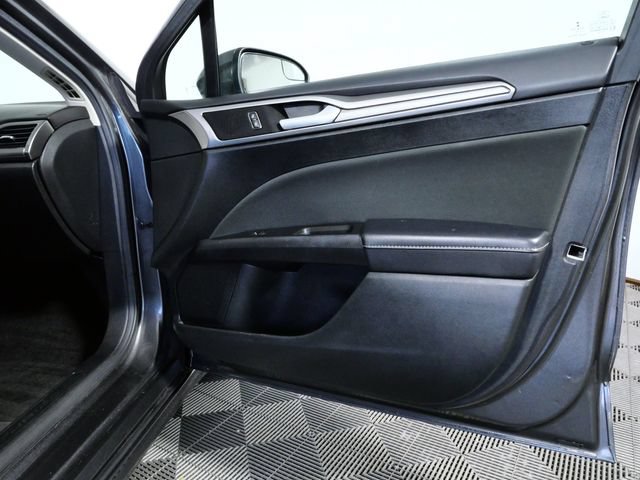 Certified 2017 Ford Fusion SE w/ Fusion SE Technology Package FWD image 9