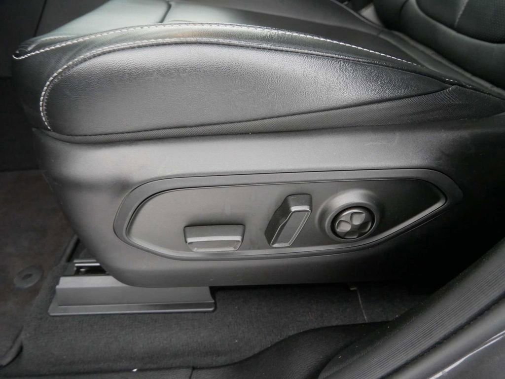 Used 2024 Jeep Grand Cherokee Limited w/ Luxury Tech Group II image 16