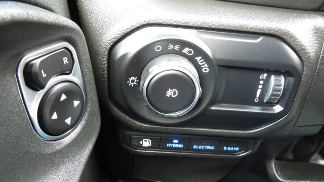 Used 2023 Jeep Wrangler Unlimited Sahara w/ Cold Weather Group image 24