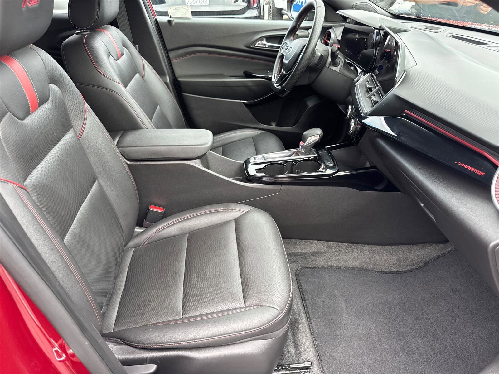 Used 2025 Chevrolet Trax RS FWD image 17