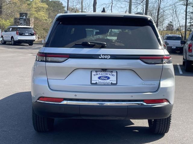 Used 2024 Jeep Grand Cherokee Laredo image 4