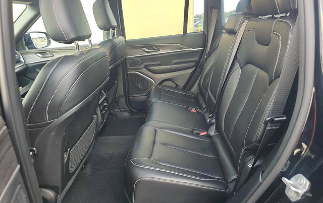 Used 2024 Jeep Grand Cherokee Limited w/ Black Appearance Package AWD/4WD image 9