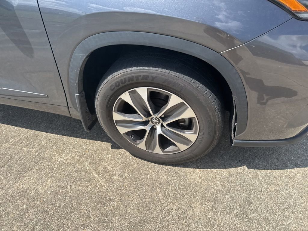 Used 2021 Toyota Highlander XLE image 17