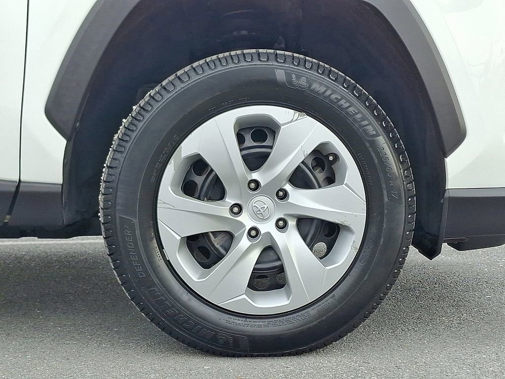 Used 2021 Toyota RAV4 LE image 8