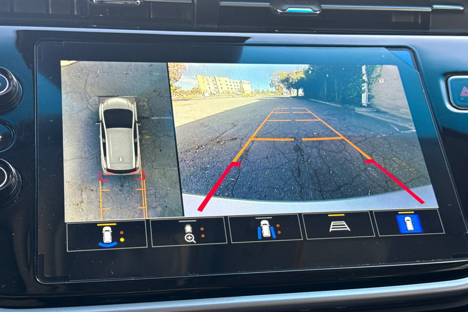 Used 2023 Chevrolet Bolt LT w/ Infotainment Package FWD image 27