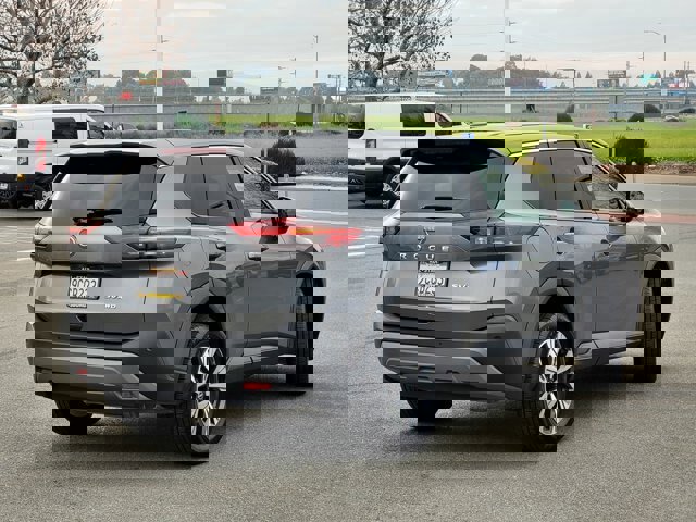 Used 2022 Nissan Rogue SV image 5