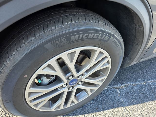 Certified 2022 Ford Escape SEL w/ Technology Package AWD/4WD image 10