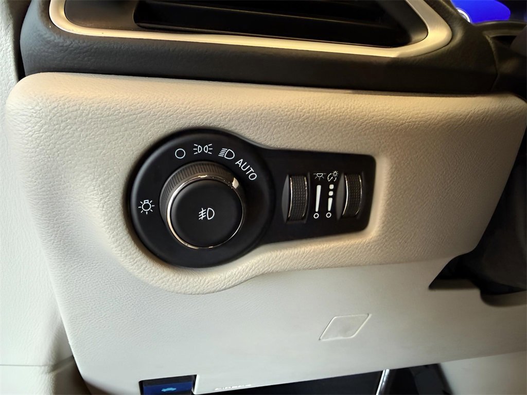 Used 2023 Chrysler Pacifica Touring-L image 22