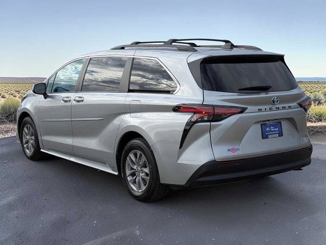 Used 2022 Toyota Sienna XLE AWD/4WD image 4
