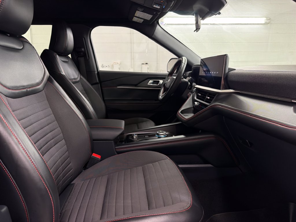 Certified 2025 Ford Explorer ST-Line RWD image 32