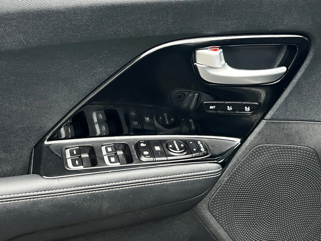 Used 2018 Kia Niro EX Premium image 13