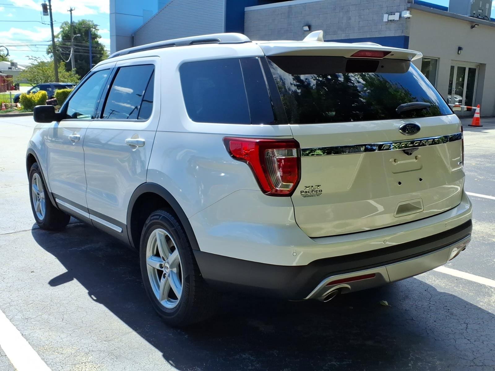 Certified 2017 Ford Explorer XLT w/ Equipment Group 202A AWD/4WD image 6