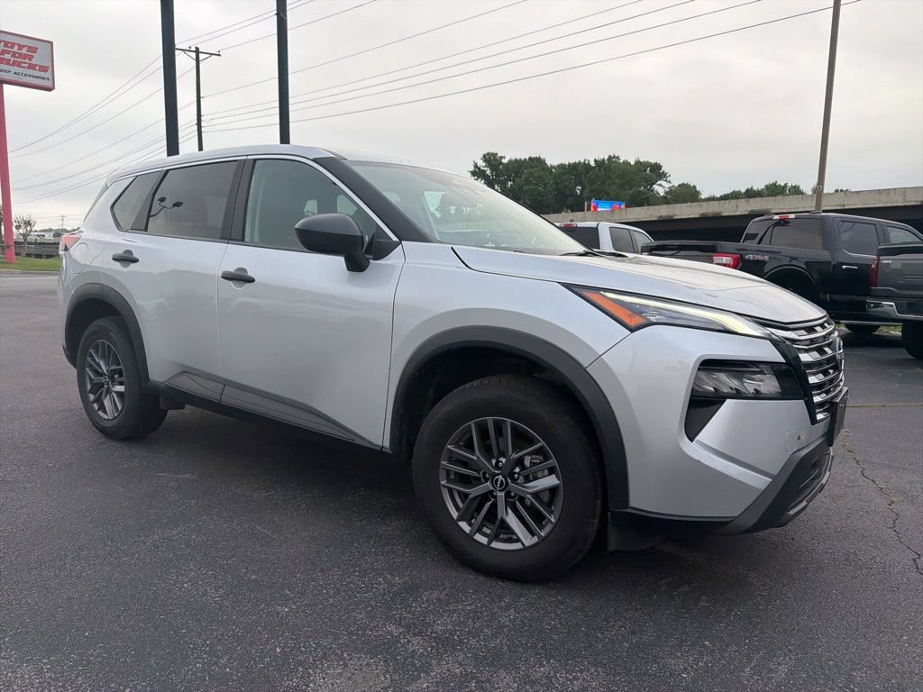 Used 2024 Nissan Rogue S FWD image 2