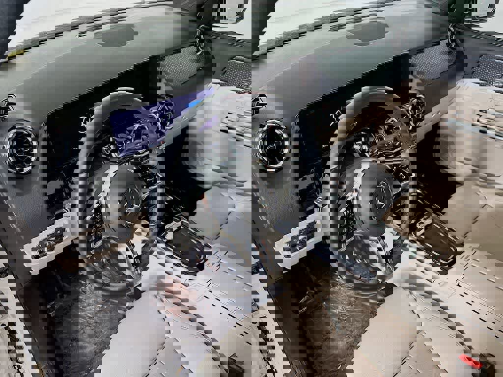 Used 2025 Mercedes-Benz GLA 250 4MATIC image 9