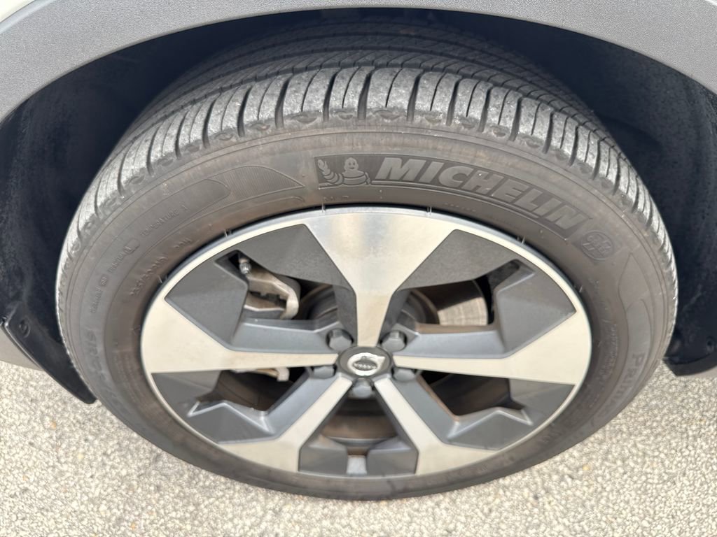 Used 2024 Volvo XC40 B5 Core image 12