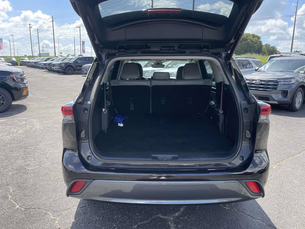 Used 2021 Toyota Highlander Limited FWD image 10