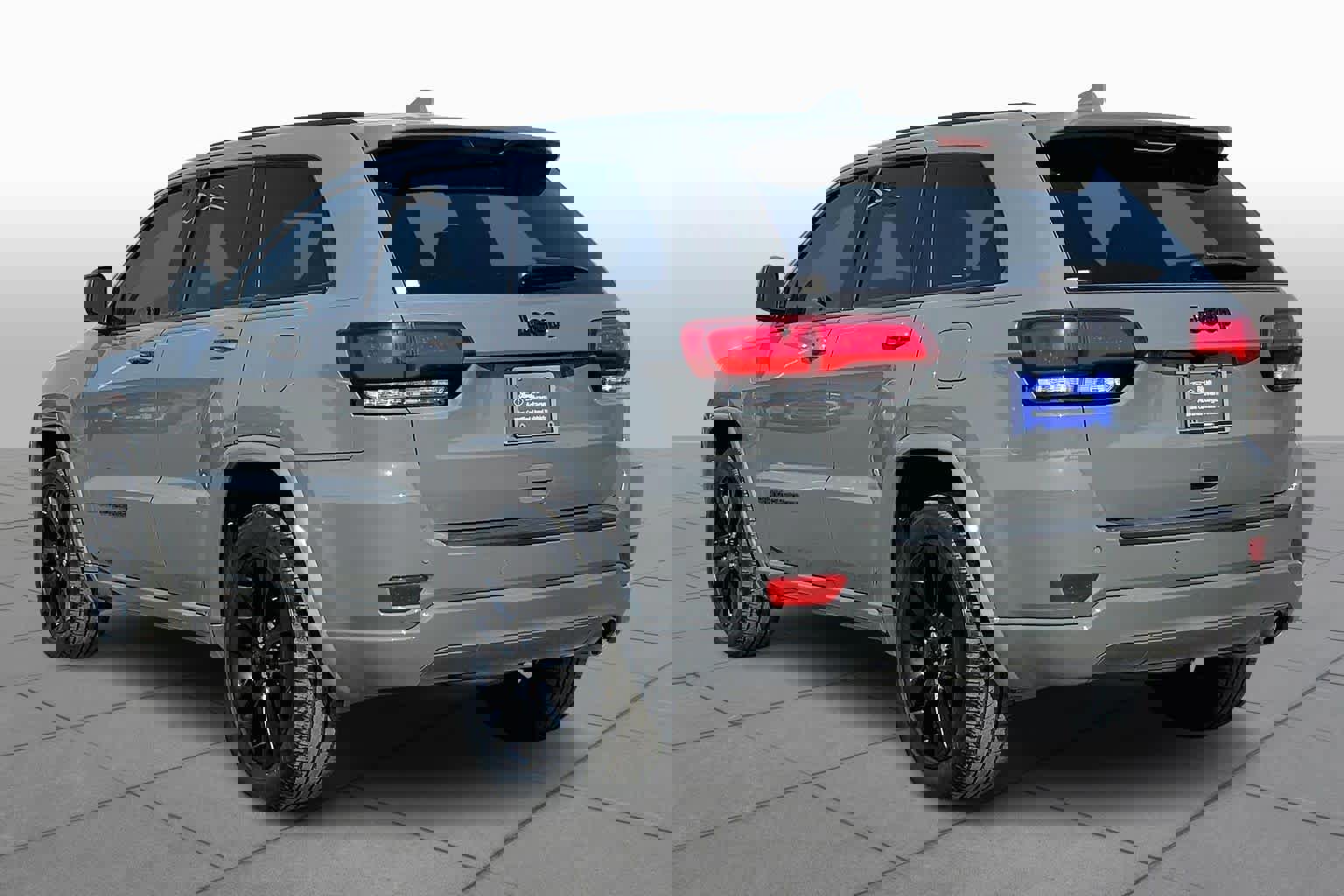 Used 2021 Jeep Grand Cherokee Laredo X image 4