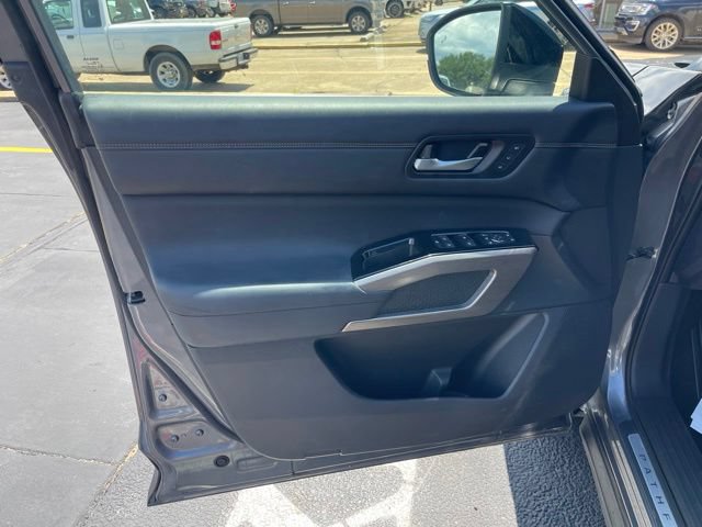 Used 2023 Nissan Pathfinder Platinum FWD image 13
