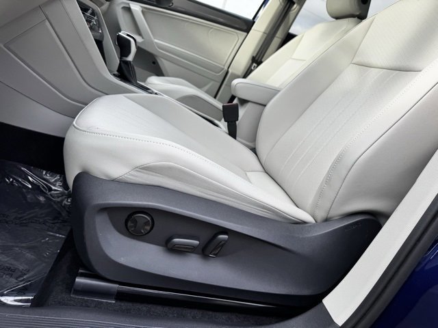 Used 2024 Volkswagen Tiguan SE w/ Panoramic Sunroof Package image 13