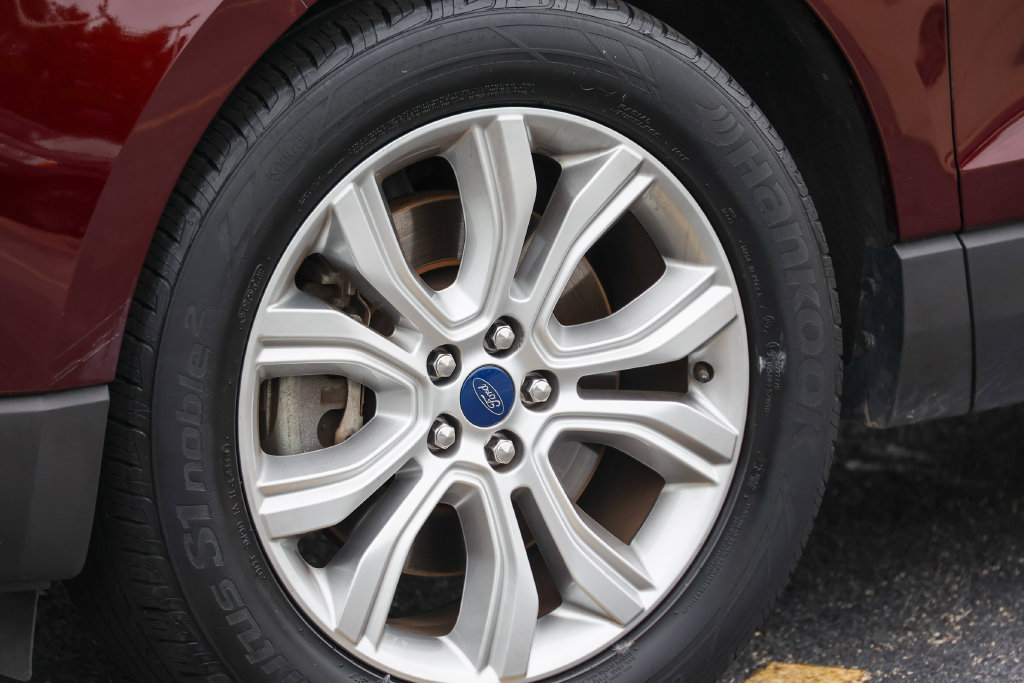Certified 2019 Ford Edge Titanium w/ Cold Weather Package AWD/4WD image 30
