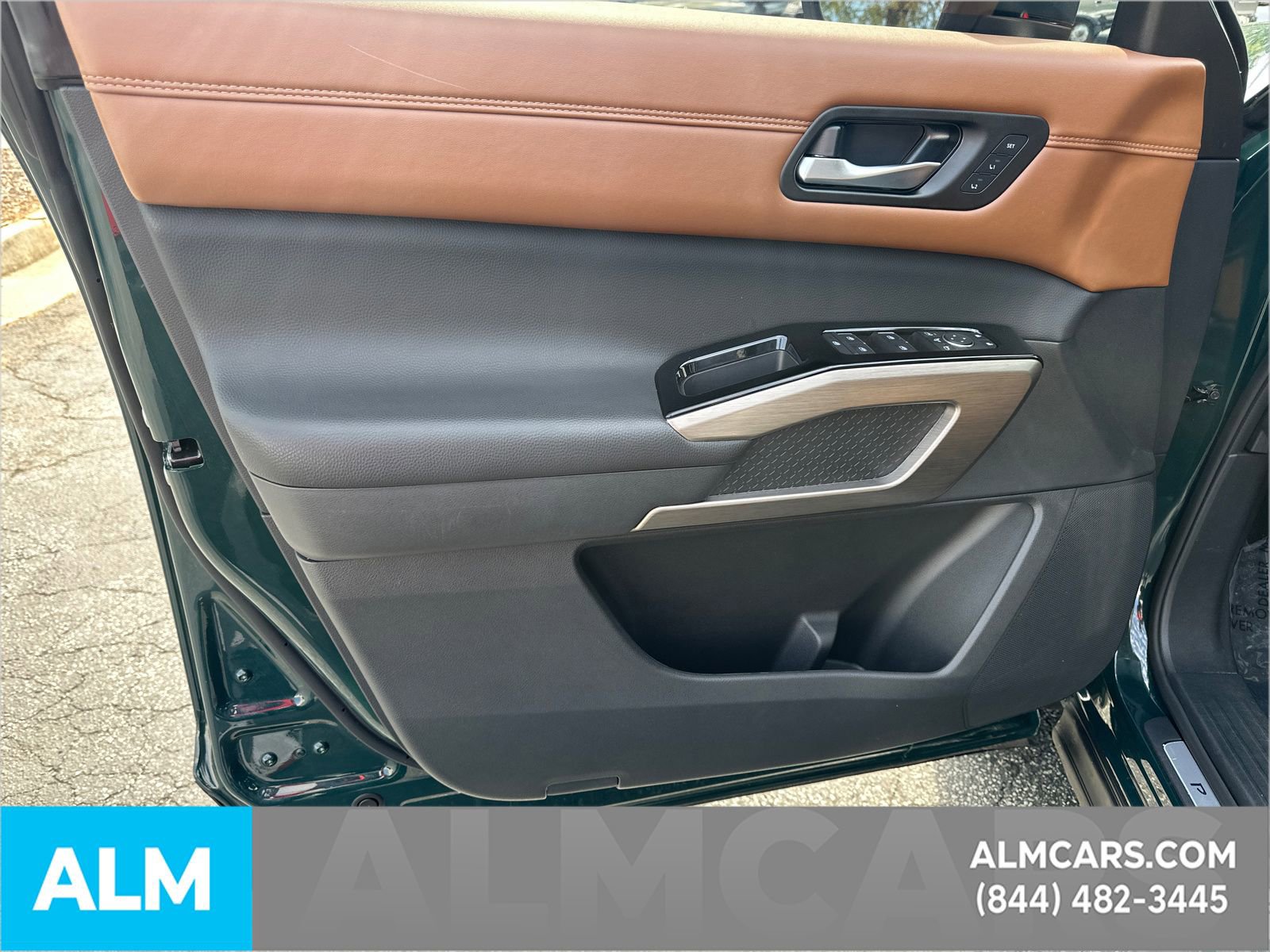 Used 2025 Nissan Pathfinder Platinum FWD image 12