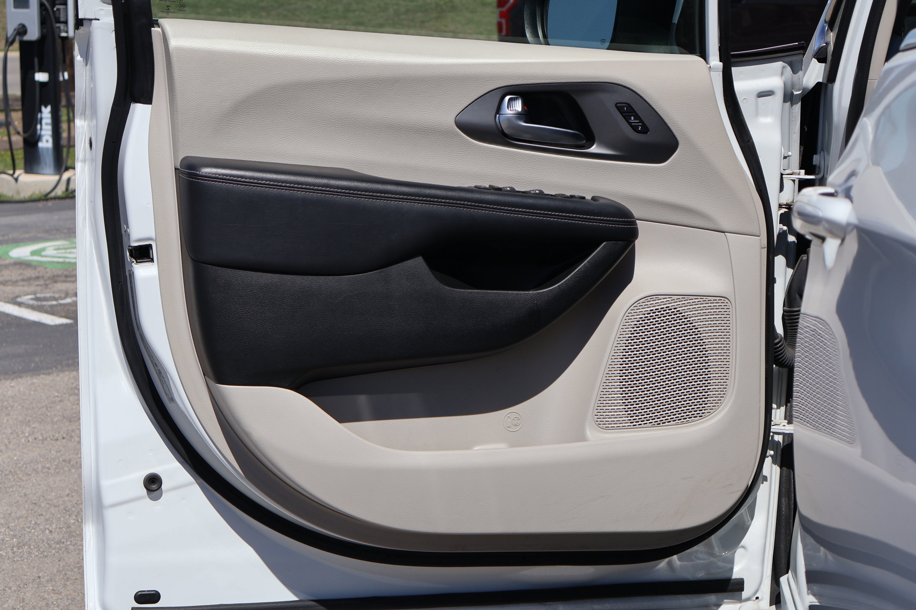 Used 2023 Chrysler Pacifica Touring-L image 12