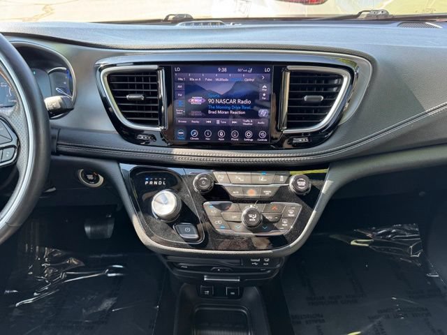 Used 2020 Chrysler Pacifica Limited w/ Advanced Safetytec Group FWD image 2