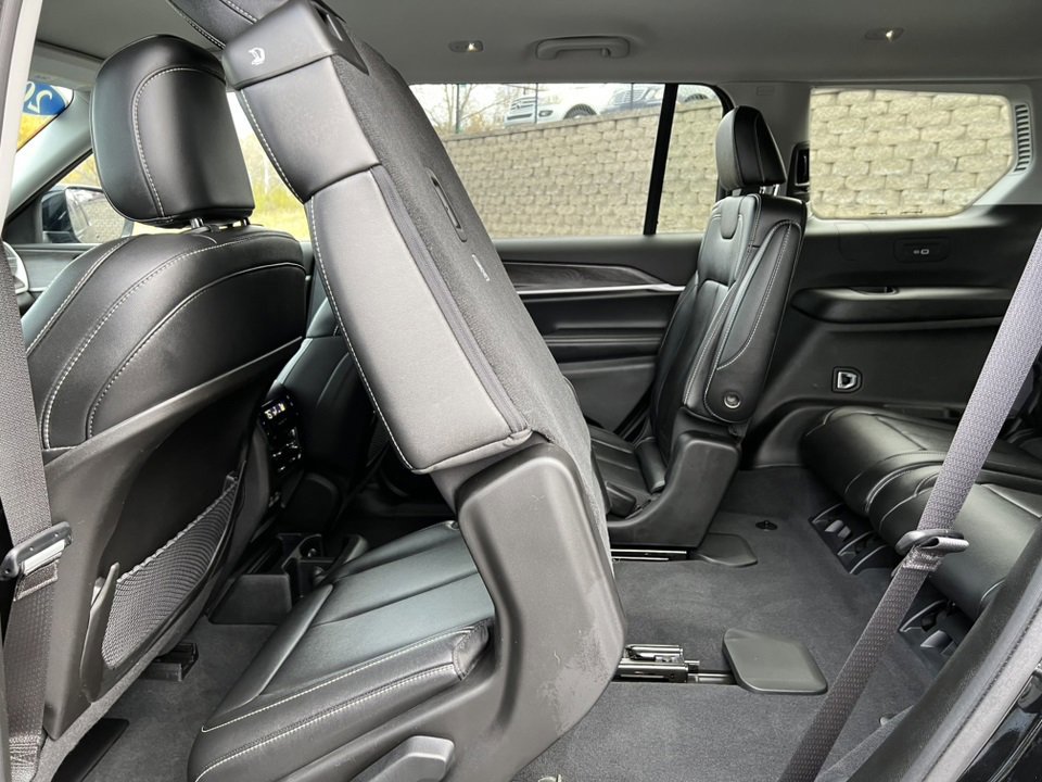 Used 2023 Jeep Grand Cherokee L Limited w/ Trailer Tow Group (B) image 11