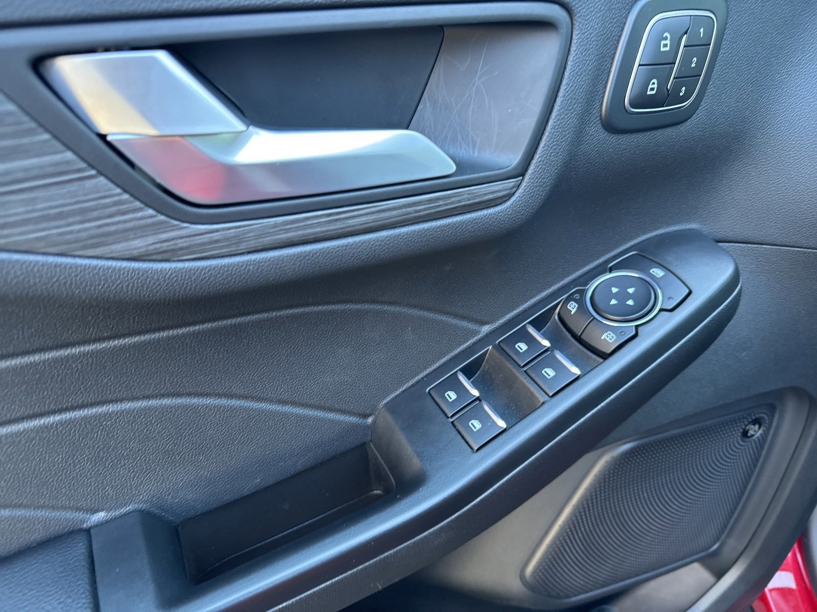 Certified 2025 Ford Escape SE w/ PHEV Premium Package image 25