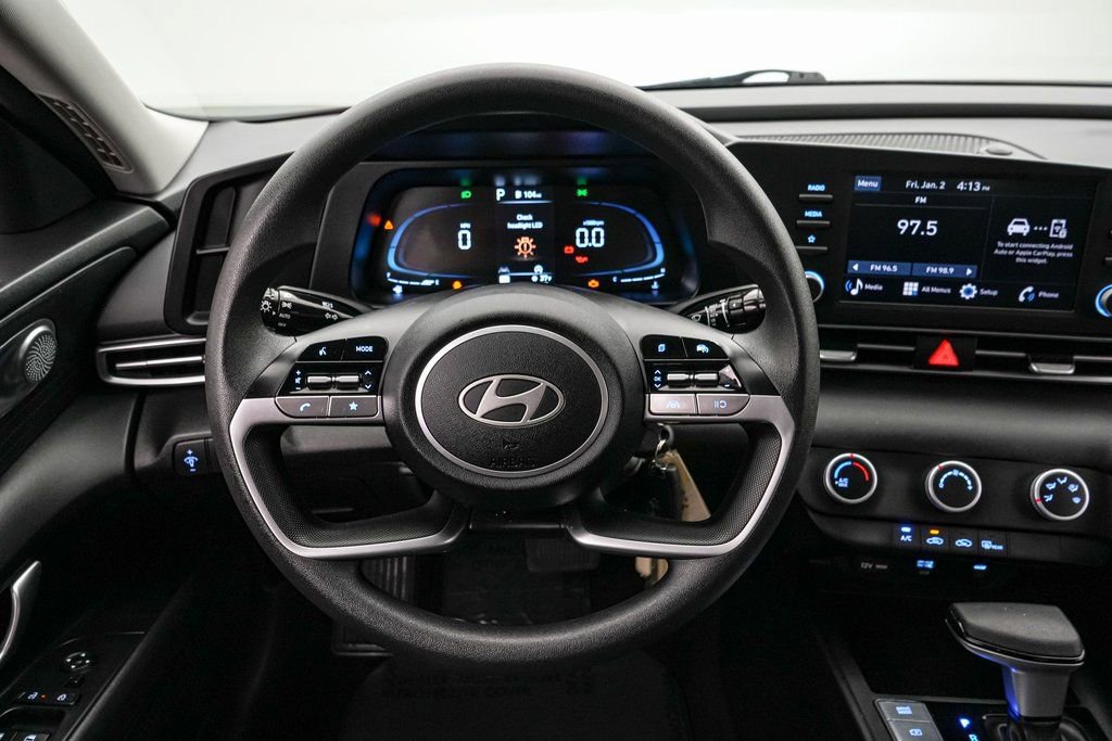 Used 2025 Hyundai Elantra SE image 13