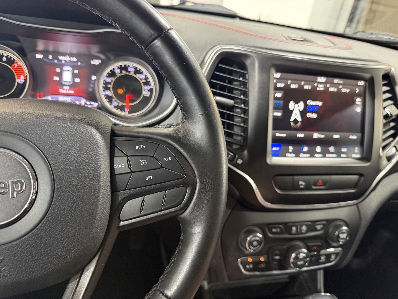 Used 2019 Jeep Cherokee Trailhawk AWD/4WD image 13