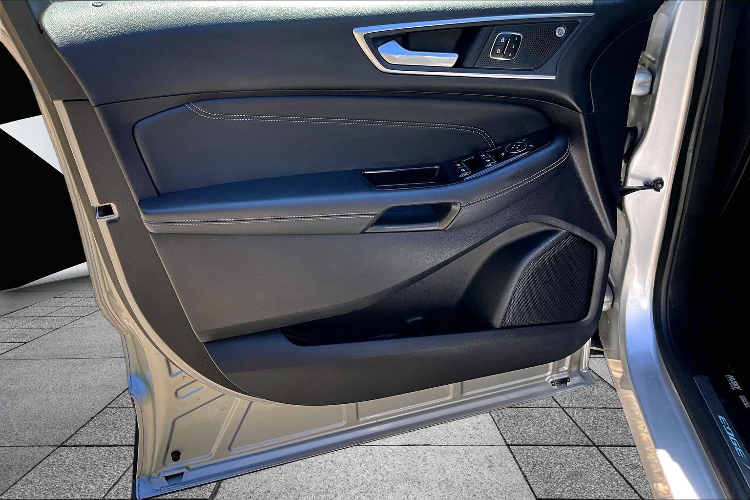 Certified 2019 Ford Edge Titanium w/ Equipment Group 301A FWD image 17