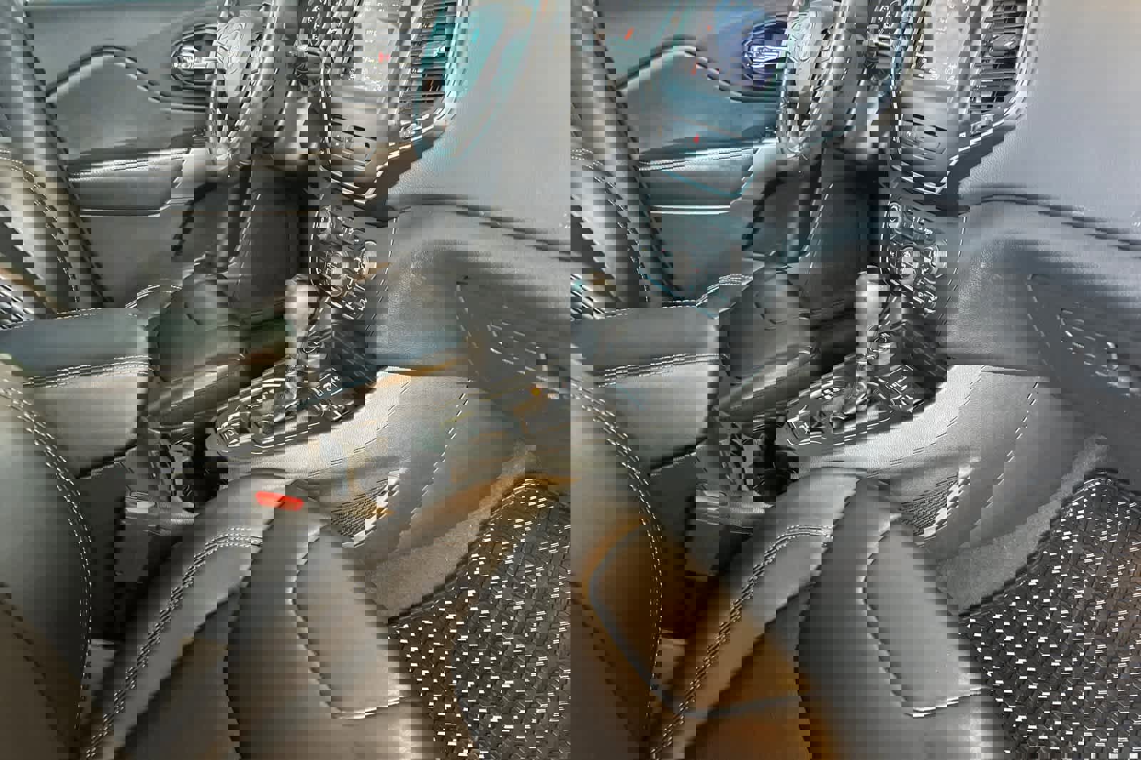 Used 2019 Jeep Cherokee Latitude Plus w/ Comfort/Convenience Group image 16