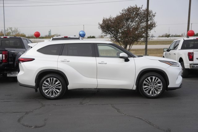 Used 2022 Toyota Highlander Platinum image 3