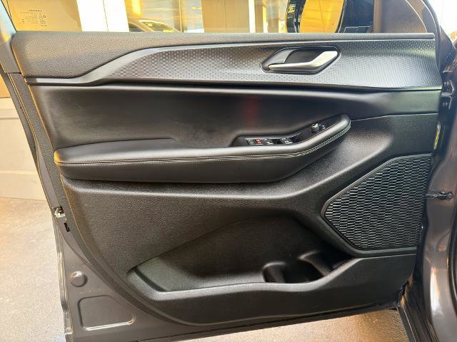 Used 2023 Jeep Grand Cherokee Altitude image 15