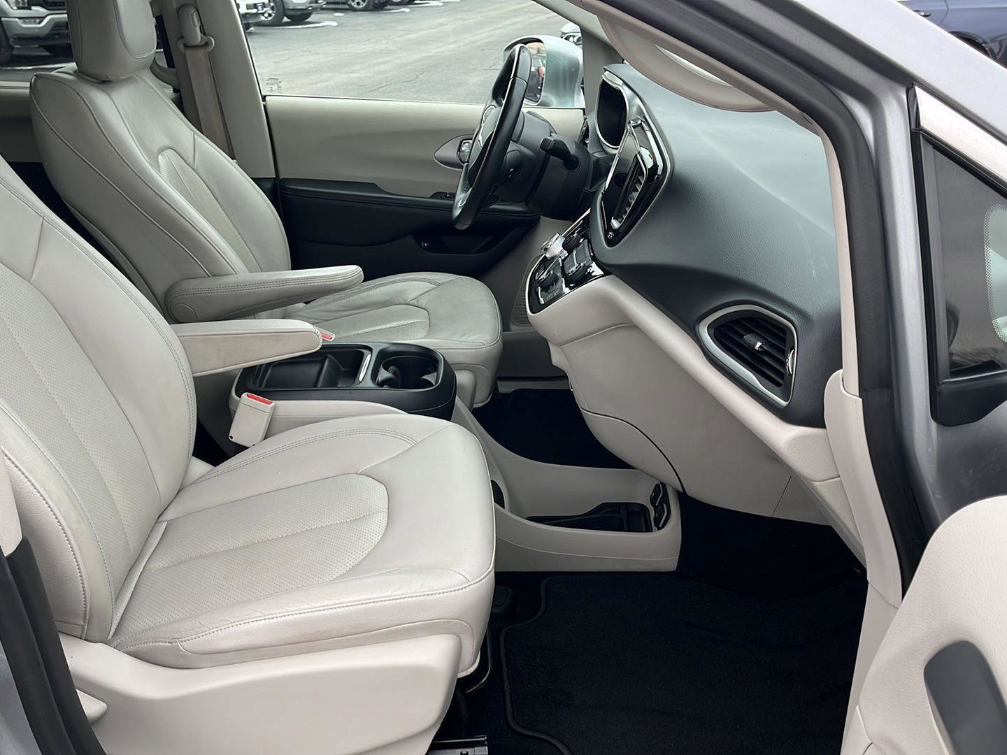 Used 2018 Chrysler Pacifica Touring-L image 13