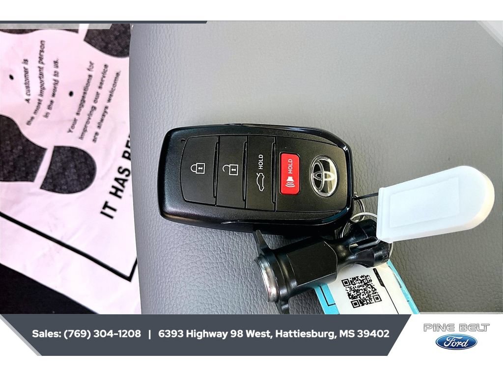 Used 2025 Toyota Camry SE w/ Convenience Package FWD image 9